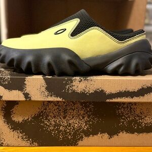 Oakley Factory Team Suede Chop Saw Mules in celery/black brand new and unworn